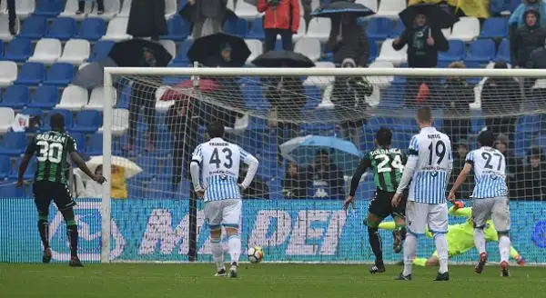 Al Mapei Stadium ospiti avanti con Antenucci, pareggio su rigore di Babacar, Meret para un secondo rigore per i neroverdi, affidato a Politano.