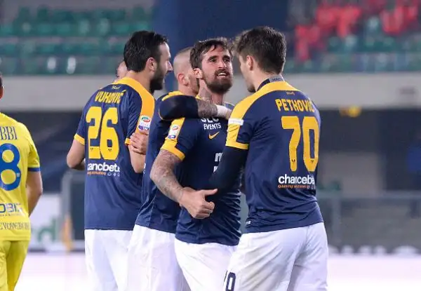 Un sinistro di Caracciolo su assist di Verde regala il derby all'Hellas che si riporta ad un solo punto dalla zona salvezza e a tre dal Chievo.
