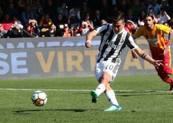 Partita palpitante a Benevento con i giallorossi che hanno rimontato due volte Madama, decisiva però la terza rete personale di Dybala.