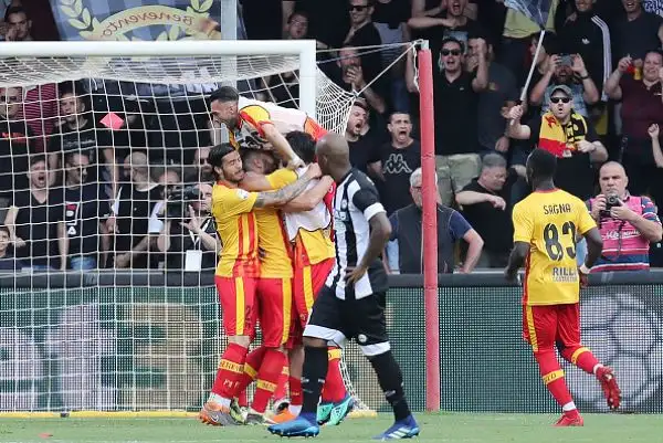 Che partita! Orgoglio infinito per il Benevento, che resiste all'Udinese pur avendo giocato 30' in inferiorità numerica.