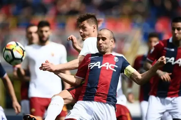 Dzeko regala un punto ai giallorossi dopo il vantaggio di Pulgar, in vista della sfida al Barcellona preoccupa Nainggolan uscito acciaccato.