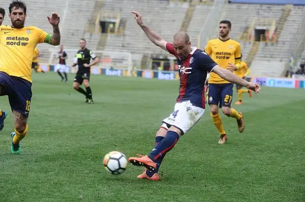 I felsinei conquistano i tre punti grazie ai gol di Verdy e Nagy ed inguaiano gli scaligeri staccati dal Sassuolo.
