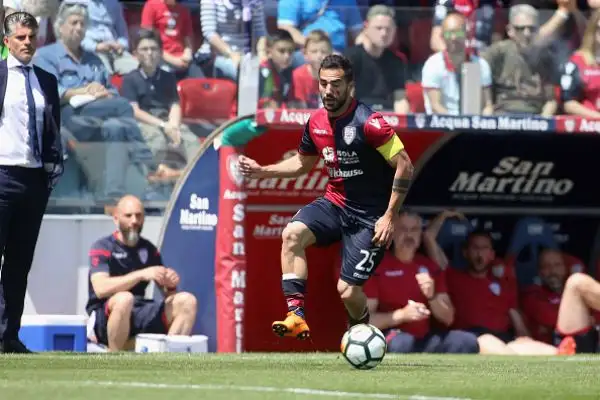 Cagliari e Bologna si spartiscono la posta in palio nell’anticipo dell’ora di pranzo della 34esima giornata di serie A.