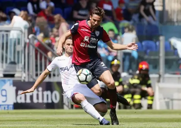 Cagliari e Bologna si spartiscono la posta in palio nell’anticipo dell’ora di pranzo della 34esima giornata di serie A.