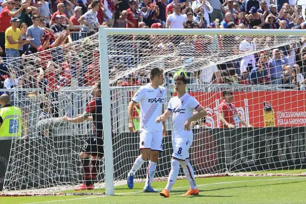 Cagliari e Bologna si spartiscono la posta in palio nell’anticipo dell’ora di pranzo della 34esima giornata di serie A.