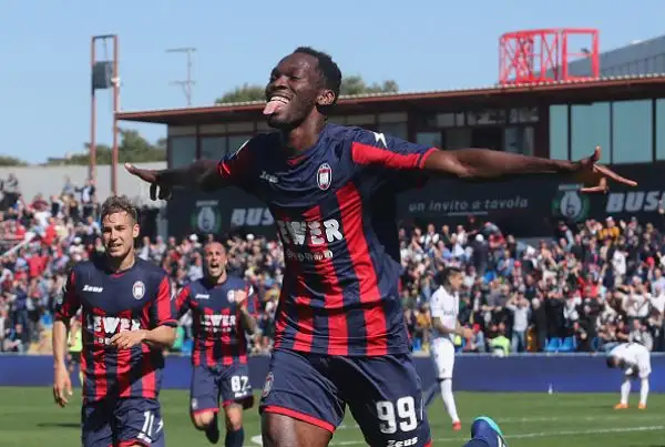 Un gol di Simy tiene vive le speranze di salvezza del Crotone, il Bologna va ko.