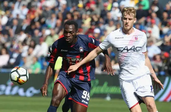 Un gol di Simy tiene vive le speranze di salvezza del Crotone, il Bologna va ko.