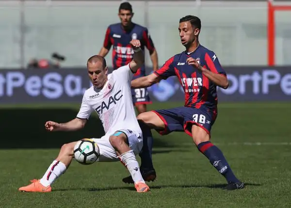 Un gol di Simy tiene vive le speranze di salvezza del Crotone, il Bologna va ko.