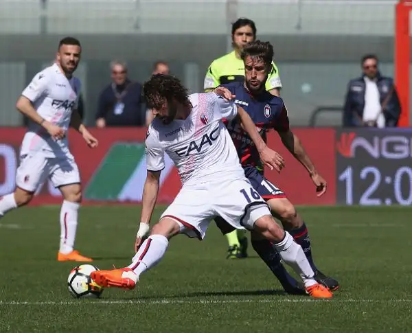 Un gol di Simy tiene vive le speranze di salvezza del Crotone, il Bologna va ko.