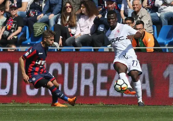 Un gol di Simy tiene vive le speranze di salvezza del Crotone, il Bologna va ko.