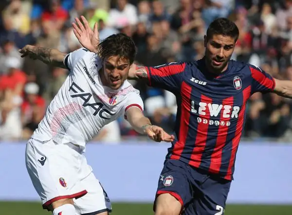 Un gol di Simy tiene vive le speranze di salvezza del Crotone, il Bologna va ko.