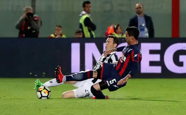 Simy con una rovesciata alla Ronaldo gela i bianconeri: la lotta scudetto è ancora viva.
