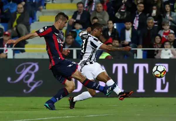 Simy con una rovesciata alla Ronaldo gela i bianconeri: la lotta scudetto è ancora viva.
