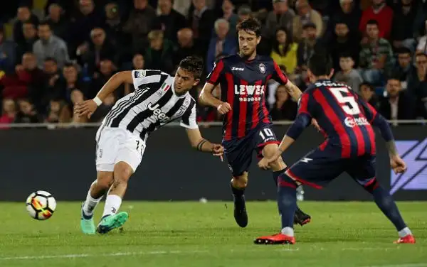 Simy con una rovesciata alla Ronaldo gela i bianconeri: la lotta scudetto è ancora viva.