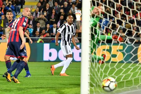 Simy con una rovesciata alla Ronaldo gela i bianconeri: la lotta scudetto è ancora viva.