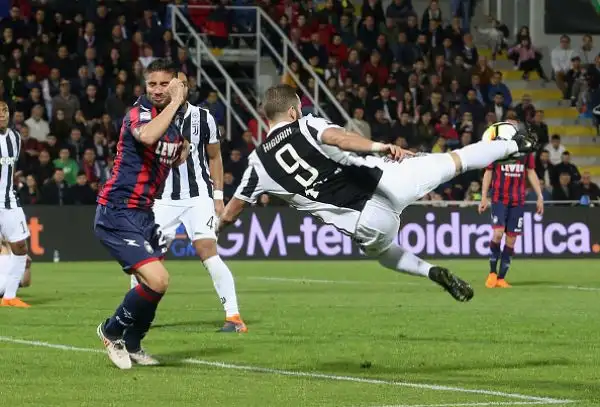 Simy con una rovesciata alla Ronaldo gela i bianconeri: la lotta scudetto è ancora viva.