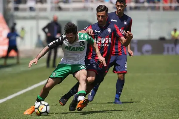 Doppiette di Trotta e Simy per i rossoblu, per gli emiliani in rete Berardi su rigore.