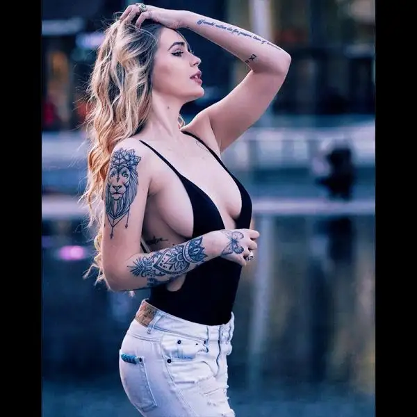 Ginevra Lambruschi è la nuova fidanzata di Paulo Dybala, stella della Juventus. La 20enne è una fashion blogger già nota al pubblico. Ha partecipato a Uomini e Donne ed è stata la compagna di Stash de