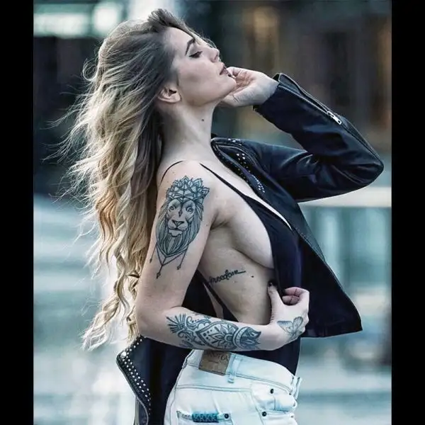Ginevra Lambruschi è la nuova fidanzata di Paulo Dybala, stella della Juventus. La 20enne è una fashion blogger già nota al pubblico. Ha partecipato a Uomini e Donne ed è stata la compagna di Stash de