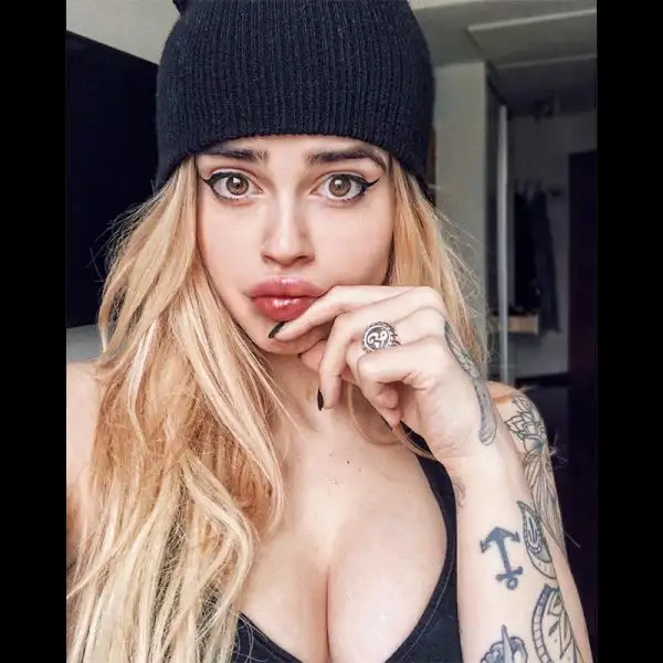 Ginevra Lambruschi è la nuova fidanzata di Paulo Dybala, stella della Juventus. La 20enne è una fashion blogger già nota al pubblico. Ha partecipato a Uomini e Donne ed è stata la compagna di Stash de