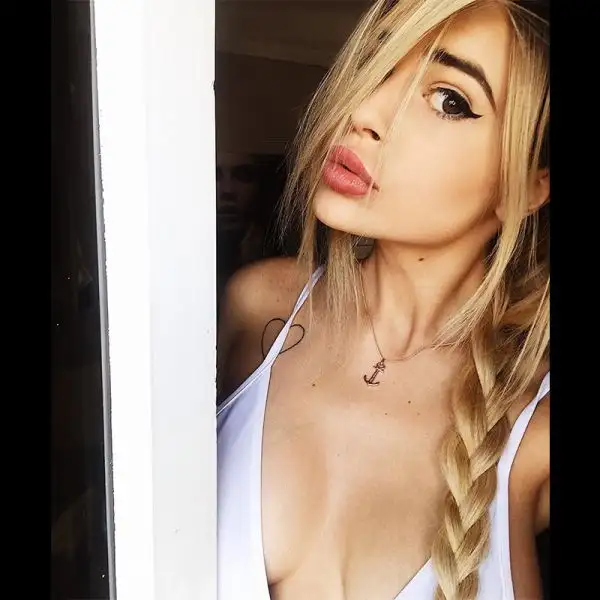 Ginevra Lambruschi è la nuova fidanzata di Paulo Dybala, stella della Juventus. La 20enne è una fashion blogger già nota al pubblico. Ha partecipato a Uomini e Donne ed è stata la compagna di Stash de