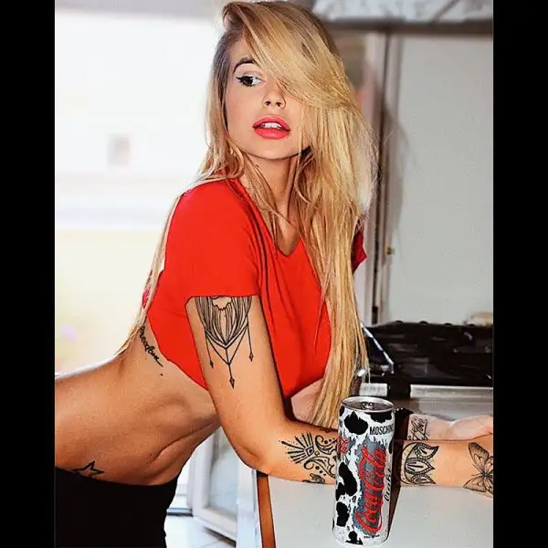 Ginevra Lambruschi è la nuova fidanzata di Paulo Dybala, stella della Juventus. La 20enne è una fashion blogger già nota al pubblico. Ha partecipato a Uomini e Donne ed è stata la compagna di Stash de