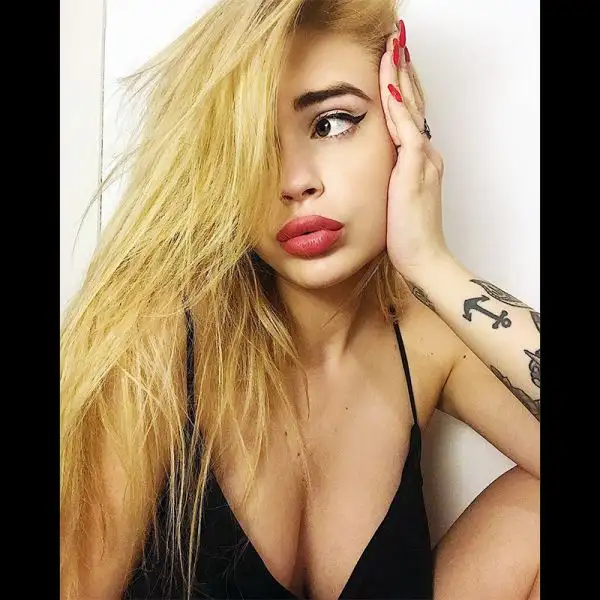 Ginevra Lambruschi è la nuova fidanzata di Paulo Dybala, stella della Juventus. La 20enne è una fashion blogger già nota al pubblico. Ha partecipato a Uomini e Donne ed è stata la compagna di Stash de