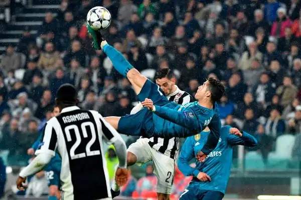 La rovesciata pazzesca di Ronaldo ha spaccato in due il match di Torino, tutto lo Stadium ha applaudito la prodezza del lusitano.
