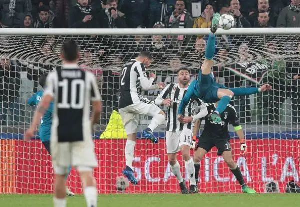 Nel finale, però, un rigore concesso dall'inglese Oliver consentì a Ronaldo di tirare un rigore