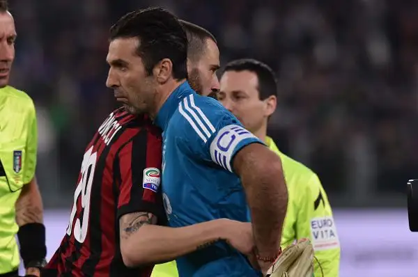 I bianconeri non brillano ma si portano avanti con Dybala. Poi il pari del grande ex Bonucci ma nella rpipèresa dopo la traversa di Calhanoglu la Juve la chiude con Cuadrado e Khedira.
