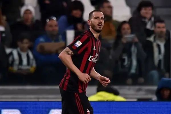I bianconeri non brillano ma si portano avanti con Dybala. Poi il pari del grande ex Bonucci ma nella rpipèresa dopo la traversa di Calhanoglu la Juve la chiude con Cuadrado e Khedira.