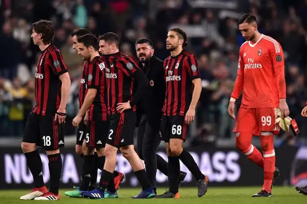 I bianconeri non brillano ma si portano avanti con Dybala. Poi il pari del grande ex Bonucci ma nella rpipèresa dopo la traversa di Calhanoglu la Juve la chiude con Cuadrado e Khedira.