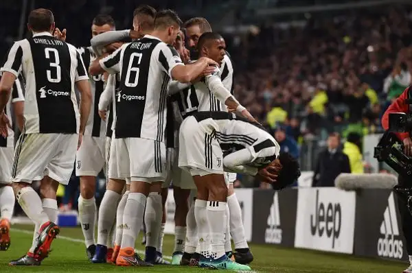 I bianconeri non brillano ma si portano avanti con Dybala. Poi il pari del grande ex Bonucci ma nella rpipèresa dopo la traversa di Calhanoglu la Juve la chiude con Cuadrado e Khedira.