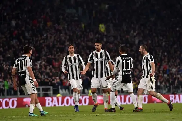 I bianconeri non brillano ma si portano avanti con Dybala. Poi il pari del grande ex Bonucci ma nella rpipèresa dopo la traversa di Calhanoglu la Juve la chiude con Cuadrado e Khedira.