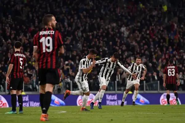 I bianconeri non brillano ma si portano avanti con Dybala. Poi il pari del grande ex Bonucci ma nella rpipèresa dopo la traversa di Calhanoglu la Juve la chiude con Cuadrado e Khedira.