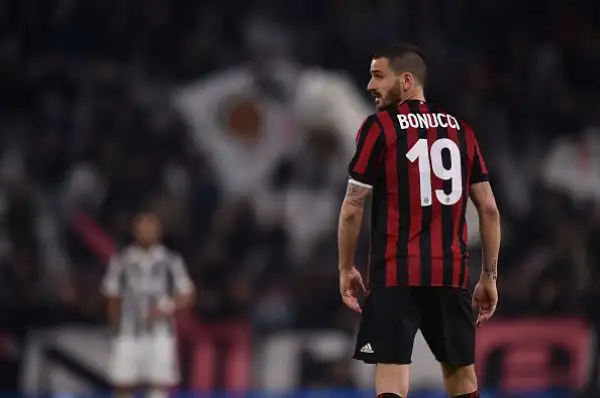 I bianconeri non brillano ma si portano avanti con Dybala. Poi il pari del grande ex Bonucci ma nella rpipèresa dopo la traversa di Calhanoglu la Juve la chiude con Cuadrado e Khedira.