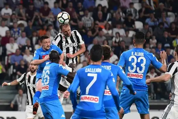 Un colpo di testa del senegalese all'ultimo secondo proietta gli azzurri a meno uno dai bianconeri a quattro giornate dalla fine.