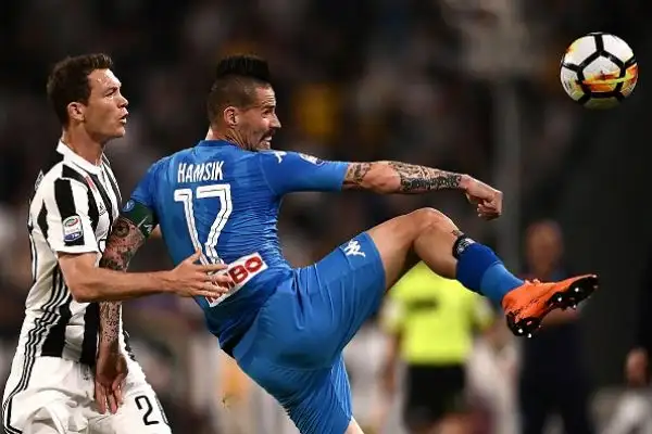 Un colpo di testa del senegalese all'ultimo secondo proietta gli azzurri a meno uno dai bianconeri a quattro giornate dalla fine.