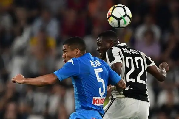 Un colpo di testa del senegalese all'ultimo secondo proietta gli azzurri a meno uno dai bianconeri a quattro giornate dalla fine.