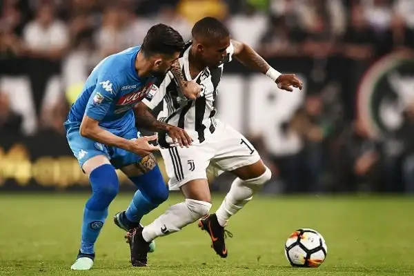 Un colpo di testa del senegalese all'ultimo secondo proietta gli azzurri a meno uno dai bianconeri a quattro giornate dalla fine.