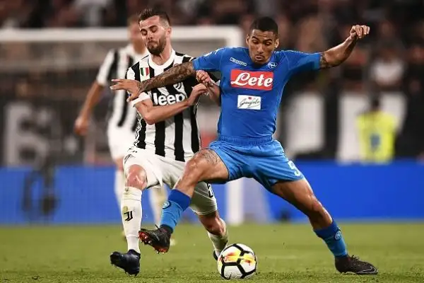Un colpo di testa del senegalese all'ultimo secondo proietta gli azzurri a meno uno dai bianconeri a quattro giornate dalla fine.