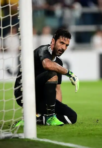 Un colpo di testa del senegalese all'ultimo secondo proietta gli azzurri a meno uno dai bianconeri a quattro giornate dalla fine.
