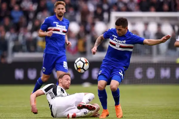Quattro giorni dopo la beffa del “Bernabeu”, la Juventus fa un passo forse decisivo verso la conquista del settimo scudetto consecutivo con i gol di Mandzukic, Howedes e Khedira.