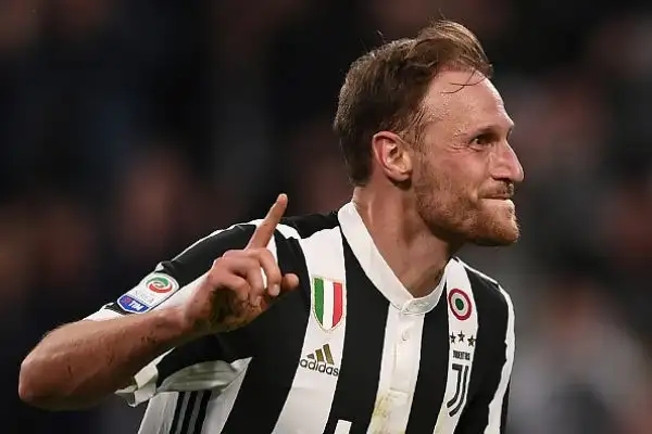 Quattro giorni dopo la beffa del “Bernabeu”, la Juventus fa un passo forse decisivo verso la conquista del settimo scudetto consecutivo con i gol di Mandzukic, Howedes e Khedira.
