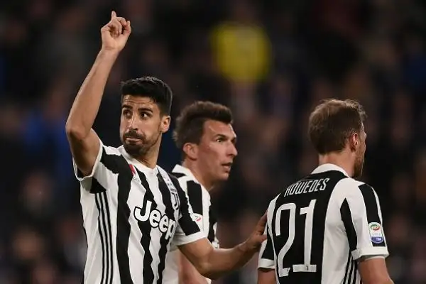 Quattro giorni dopo la beffa del “Bernabeu”, la Juventus fa un passo forse decisivo verso la conquista del settimo scudetto consecutivo con i gol di Mandzukic, Howedes e Khedira.