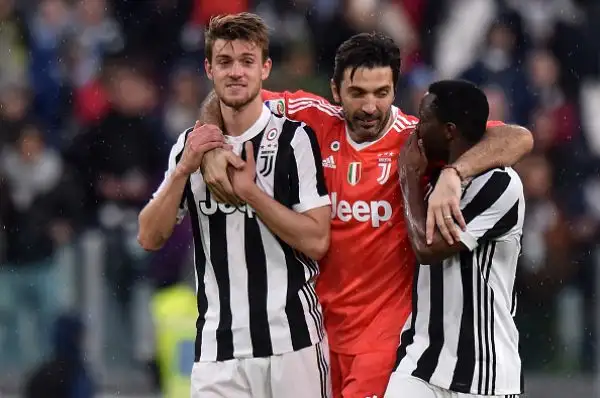 Quattro giorni dopo la beffa del “Bernabeu”, la Juventus fa un passo forse decisivo verso la conquista del settimo scudetto consecutivo con i gol di Mandzukic, Howedes e Khedira.