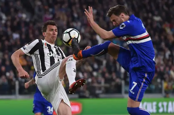 Quattro giorni dopo la beffa del “Bernabeu”, la Juventus fa un passo forse decisivo verso la conquista del settimo scudetto consecutivo con i gol di Mandzukic, Howedes e Khedira.