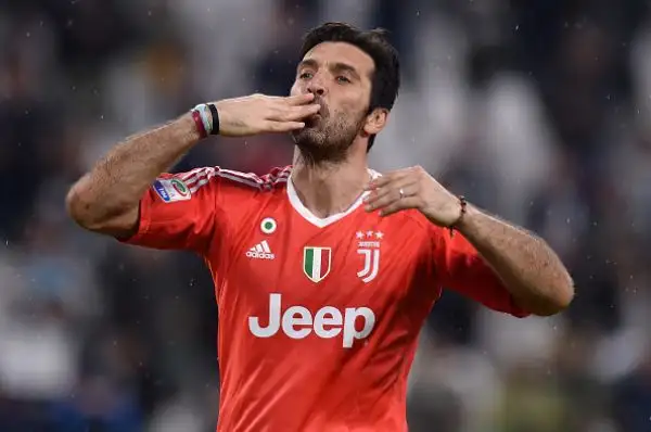 Quattro giorni dopo la beffa del “Bernabeu”, la Juventus fa un passo forse decisivo verso la conquista del settimo scudetto consecutivo con i gol di Mandzukic, Howedes e Khedira.