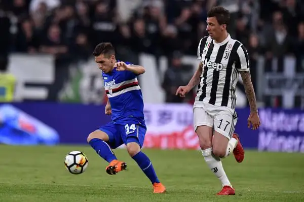 Quattro giorni dopo la beffa del “Bernabeu”, la Juventus fa un passo forse decisivo verso la conquista del settimo scudetto consecutivo con i gol di Mandzukic, Howedes e Khedira.