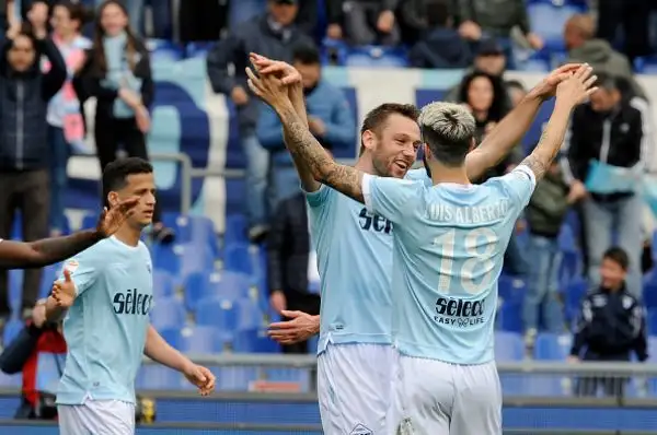 La Lazio va avanti con Immobile, poi il momentaneo sorpasso firmato Cataldi-Gilherme, e nell'ultima mezz'ora i gol di Caicedo, De Vrij, ancora Immobile, Lucas Leiva e Luis Alberto.